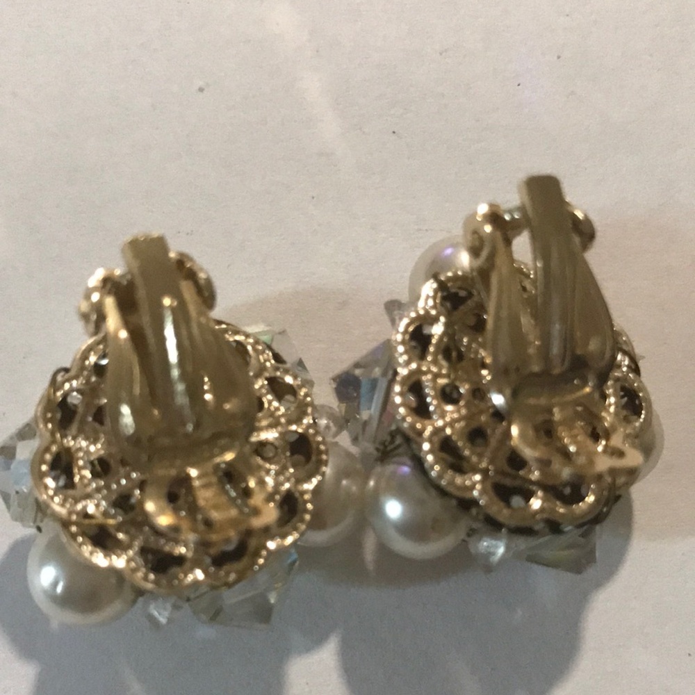 Elegant Pearl and Crystal Cluster vintage Earrings - Picture 4 of 7